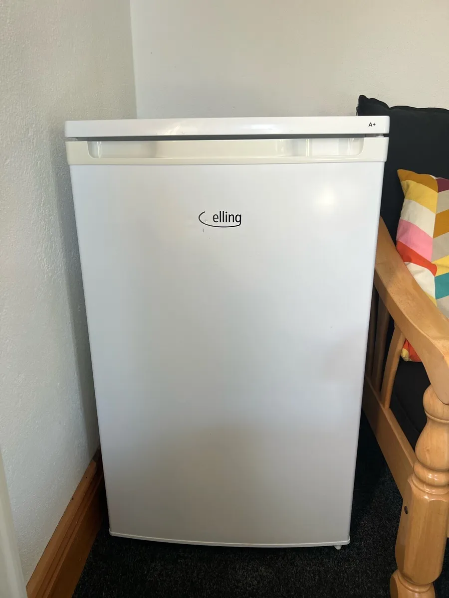Small fridge in good condition - Image 1