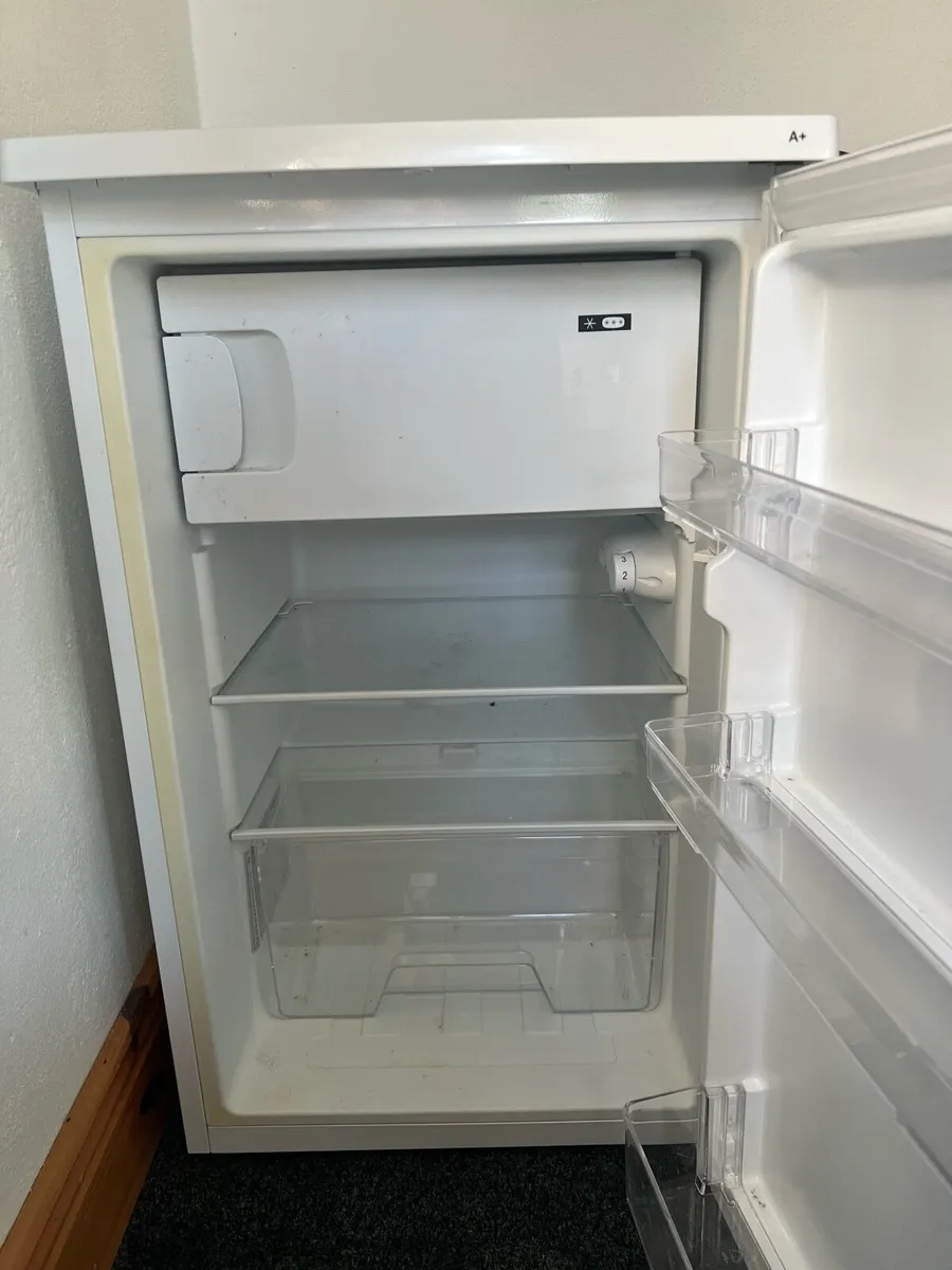 Small fridge in good condition - Image 2