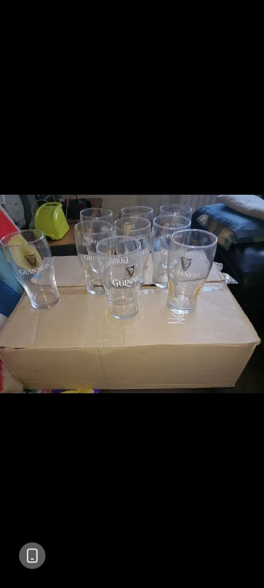 32 GUINNESS PINT GLASSES (24 ARE GUINNESS 00)