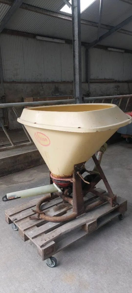 Vicon fertiliser spreader - Image 1