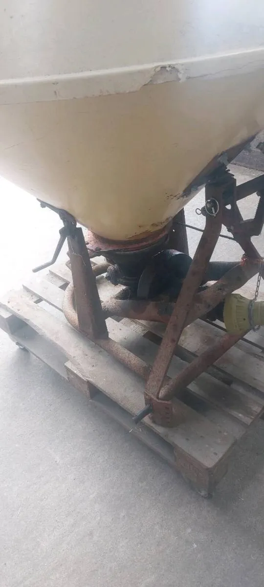 Vicon fertiliser spreader - Image 3