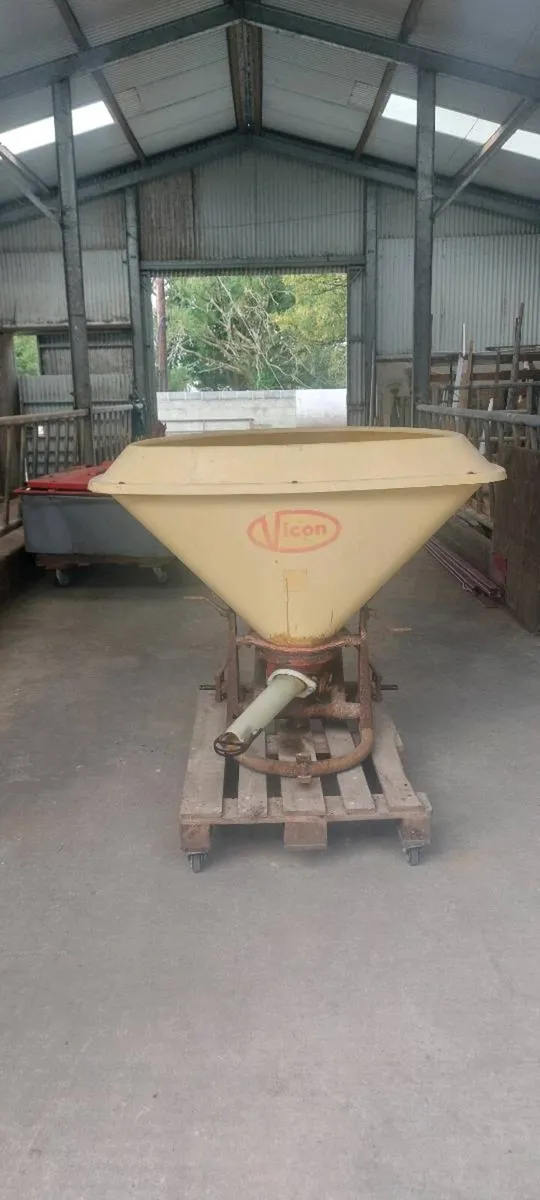 Vicon fertiliser spreader - Image 4