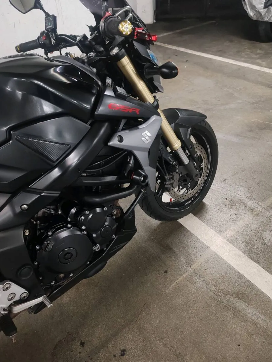 Suzuki gsr750 - Image 1