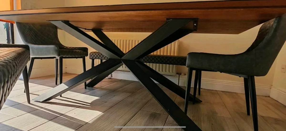 Table and chairs - Image 2