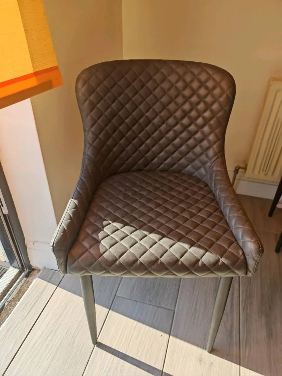 Table and chairs - Image 3