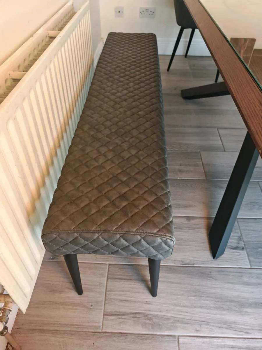 Table and chairs - Image 4