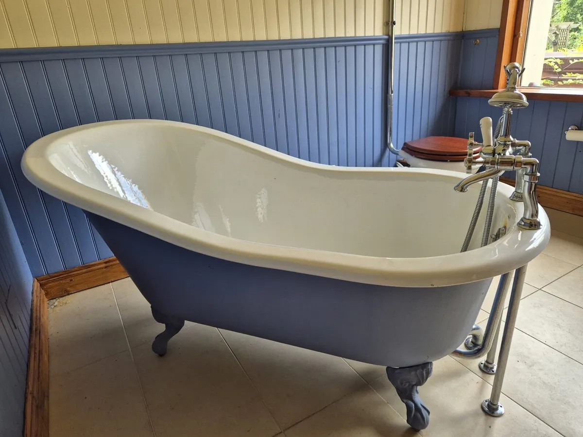 Recor Cast Iron Bathtub - Image 1