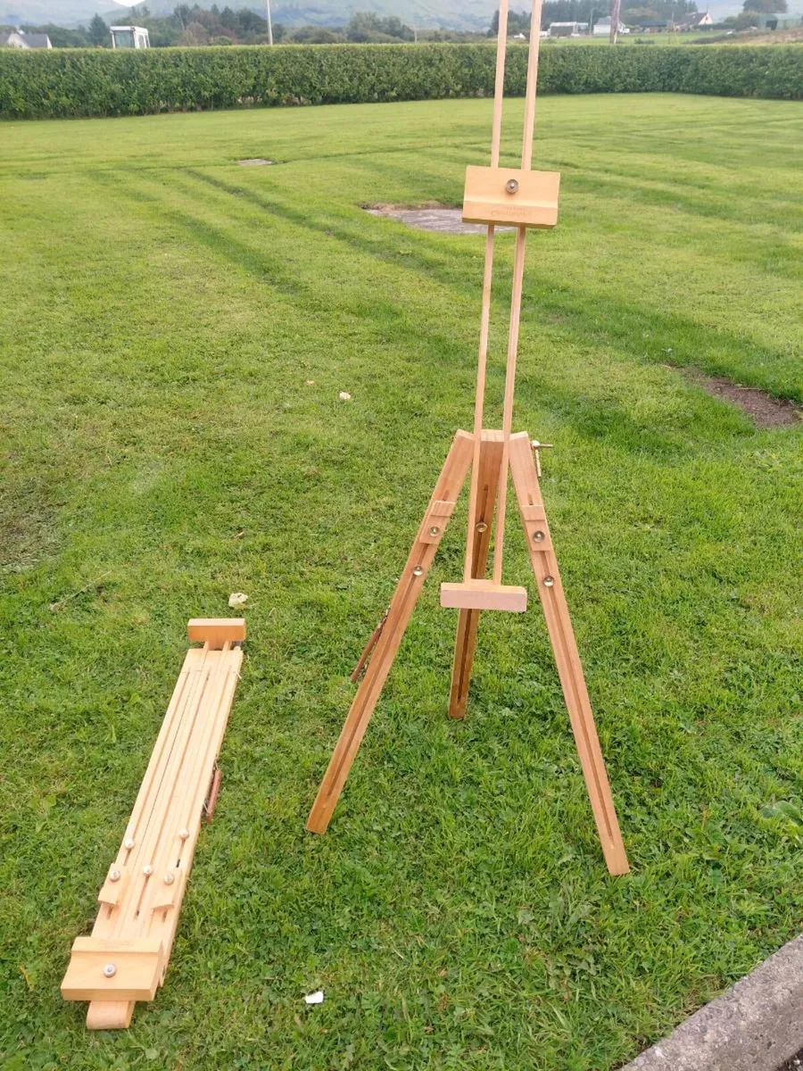 FREE 2 x Crelando Easels - Image 2
