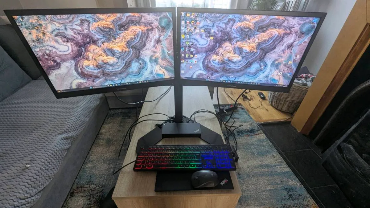 Home office 22 inch screens & Lenovo docking stati - Image 1