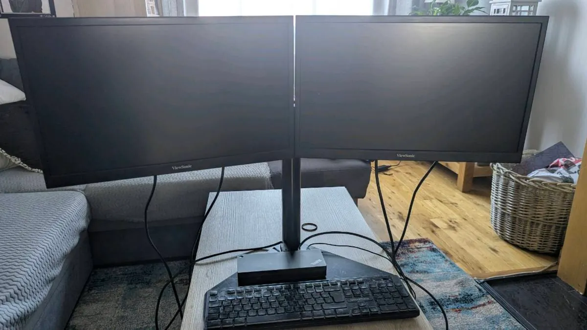 Home office 22 inch screens & Lenovo docking stati - Image 2