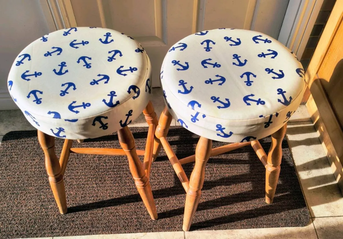Wooden stools x 2 - Image 1