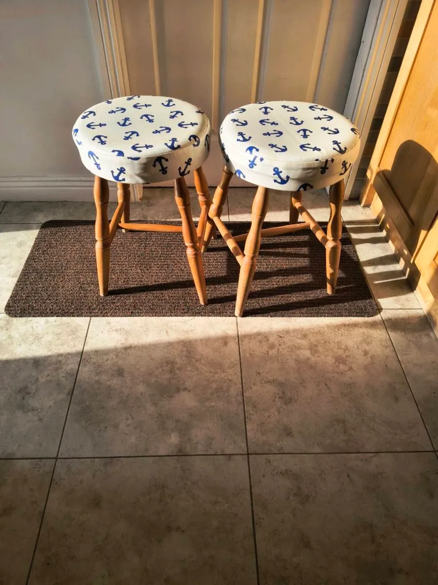 Wooden stools x 2 - Image 2