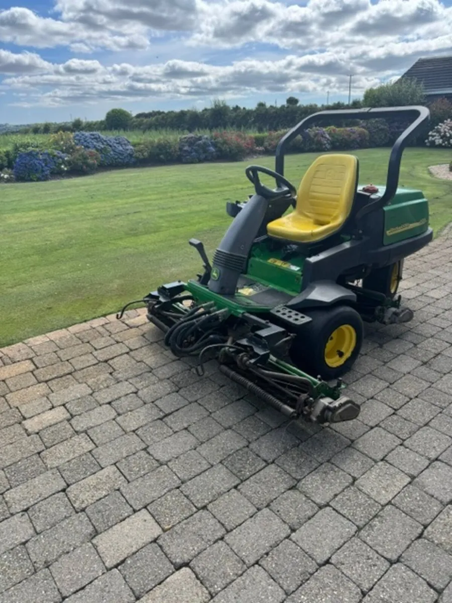 John Deere 2500A Triplex Lawn Mower - Image 1