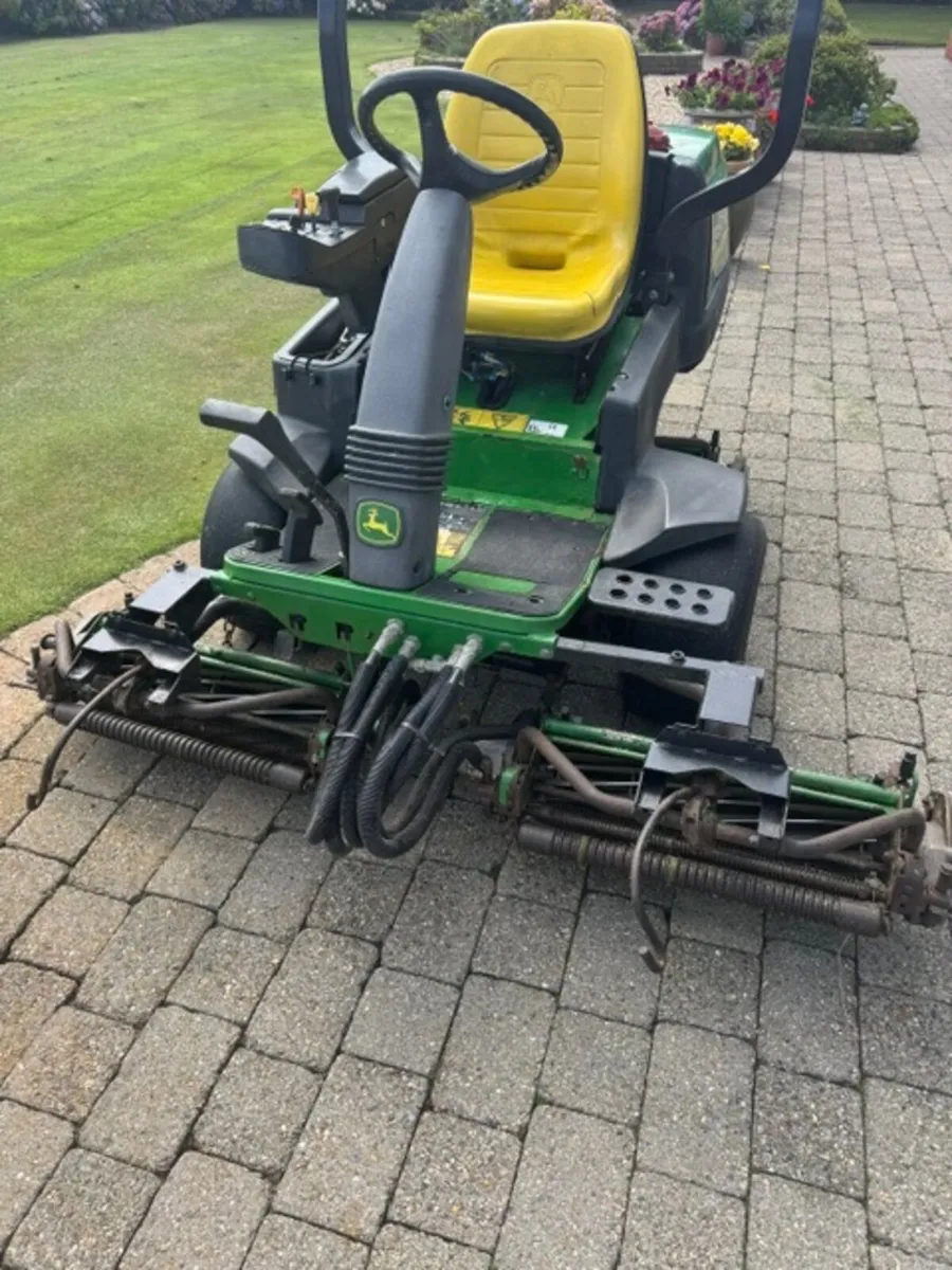 John Deere 2500A Triplex Lawn Mower - Image 4