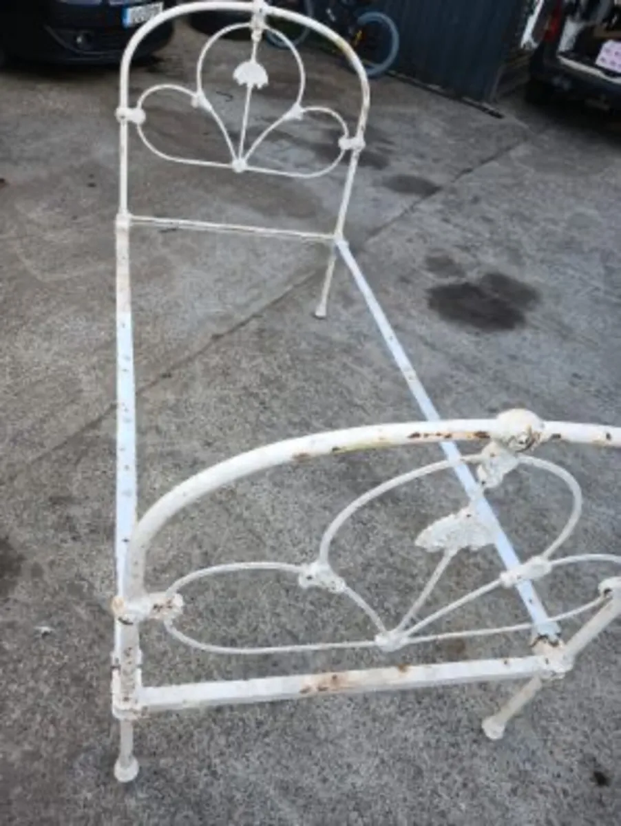Antique beds - Image 1