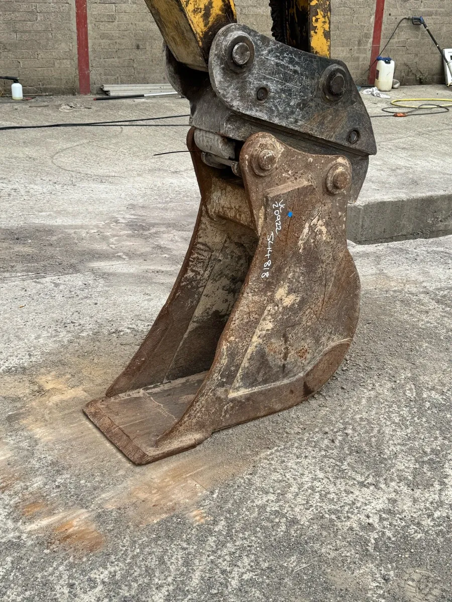 18” Digger Bucket 65mm pins - Image 1