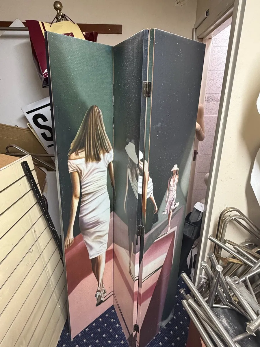 Folding fashion / shop display screen