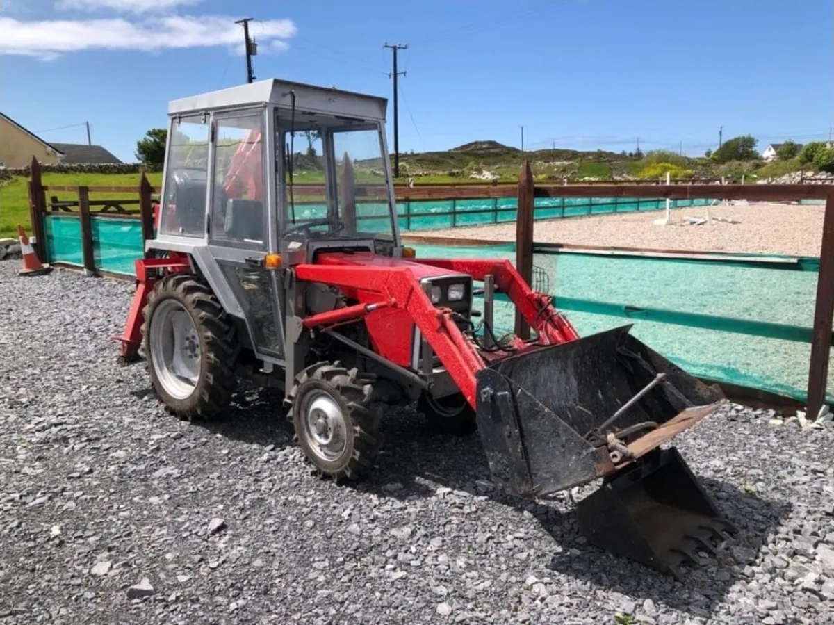MF 1020 Compact Tractor with backactor - Image 3