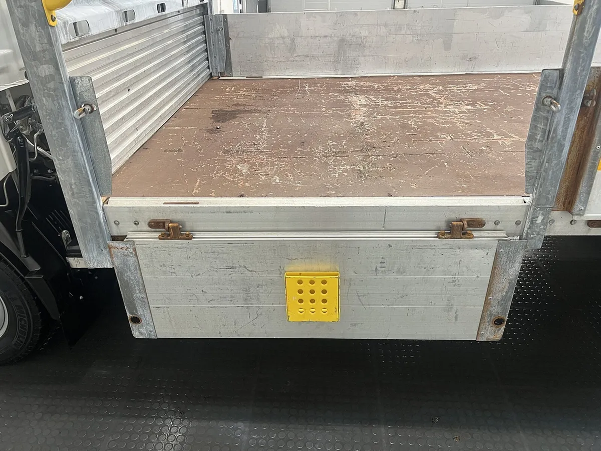2023 Isuzu Grafter Dropside Van - Image 4