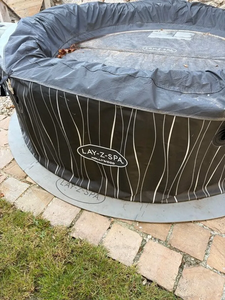Inflatable Hot tub - Image 1