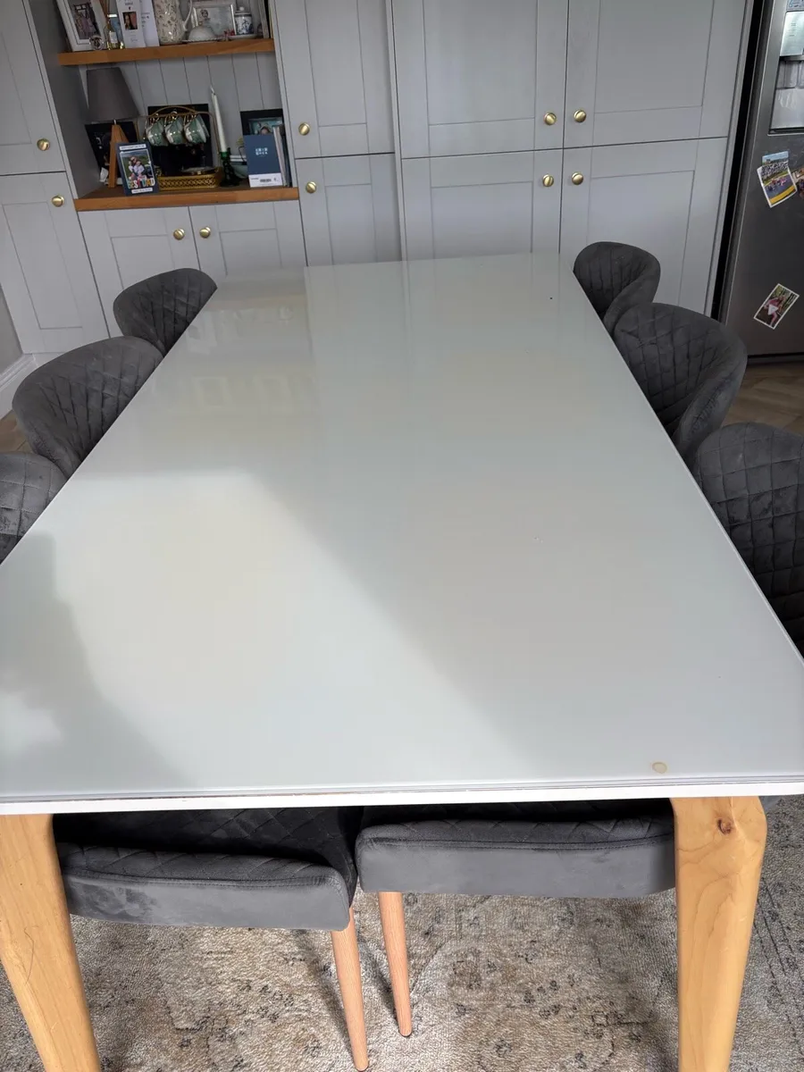 Dining table and 6 chairs - Image 2