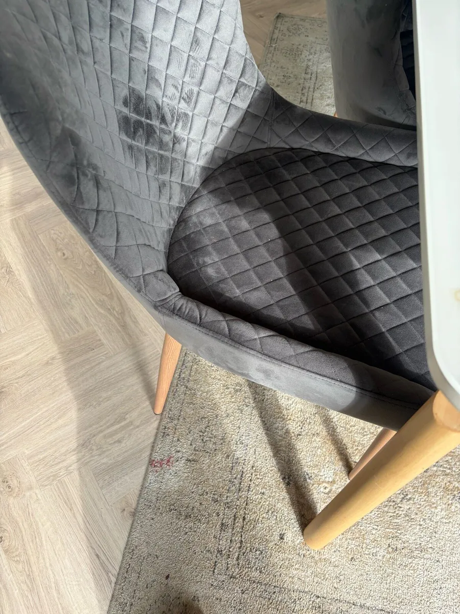 Dining table and 6 chairs - Image 3