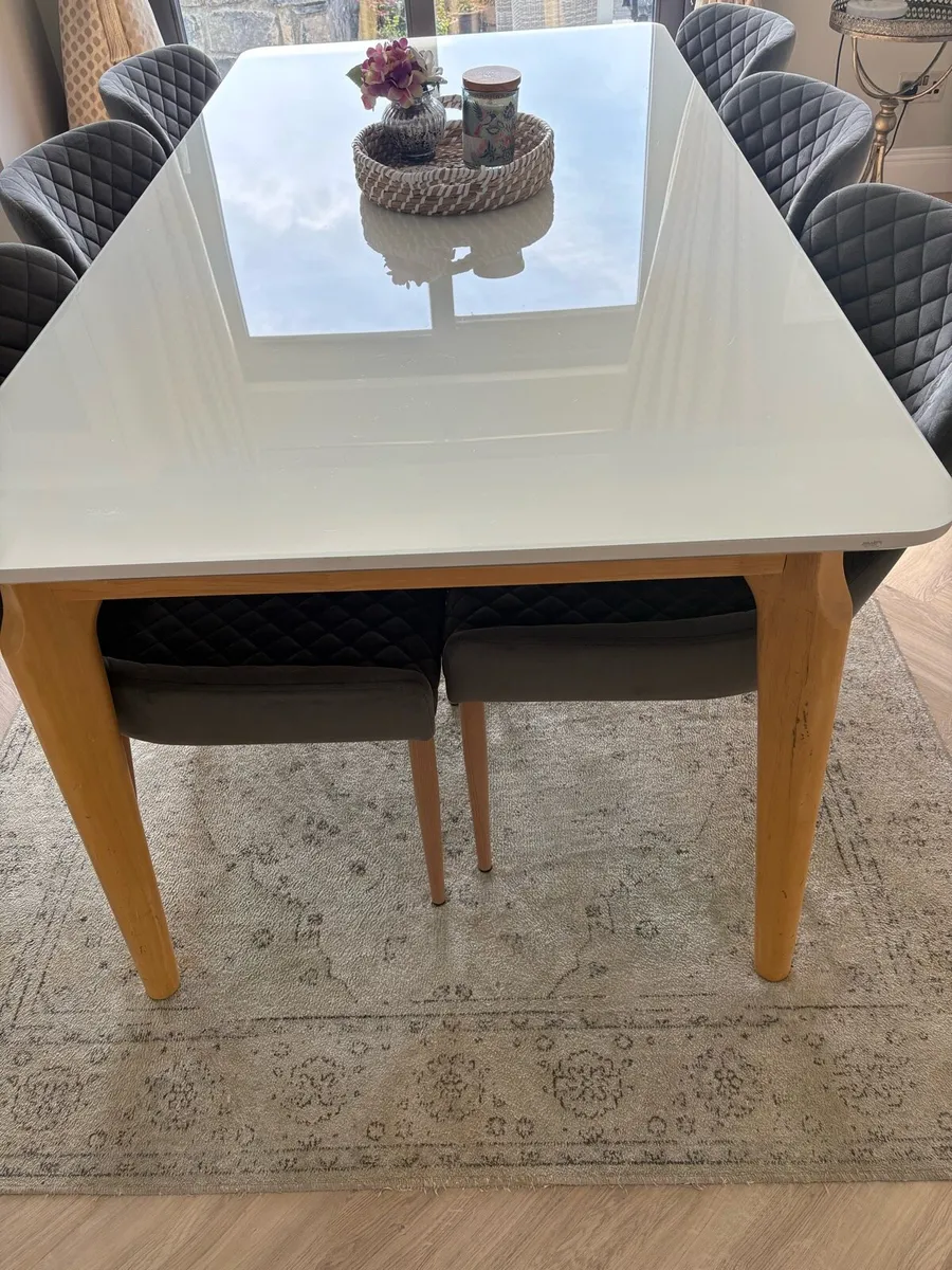 Dining table and 6 chairs - Image 4