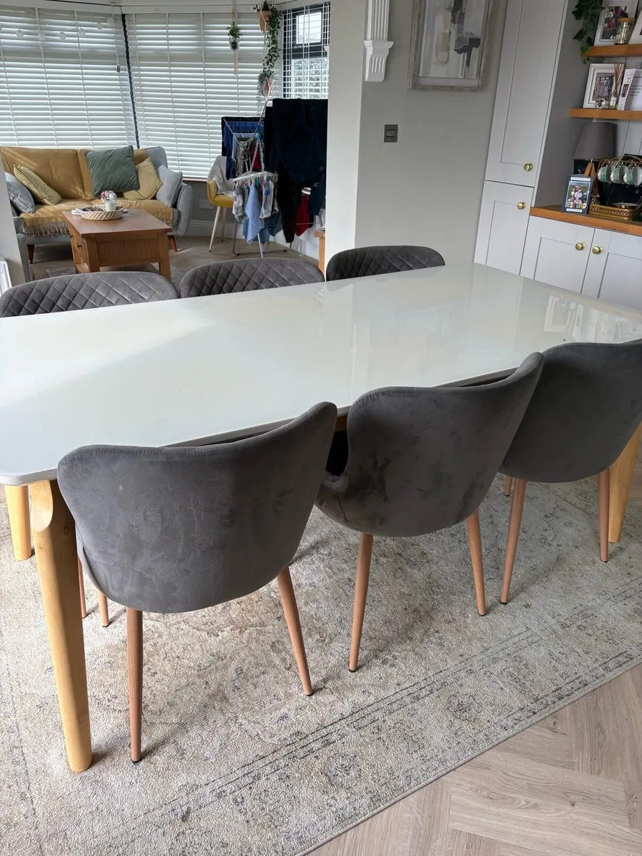 Dining table and 6 chairs - Image 1