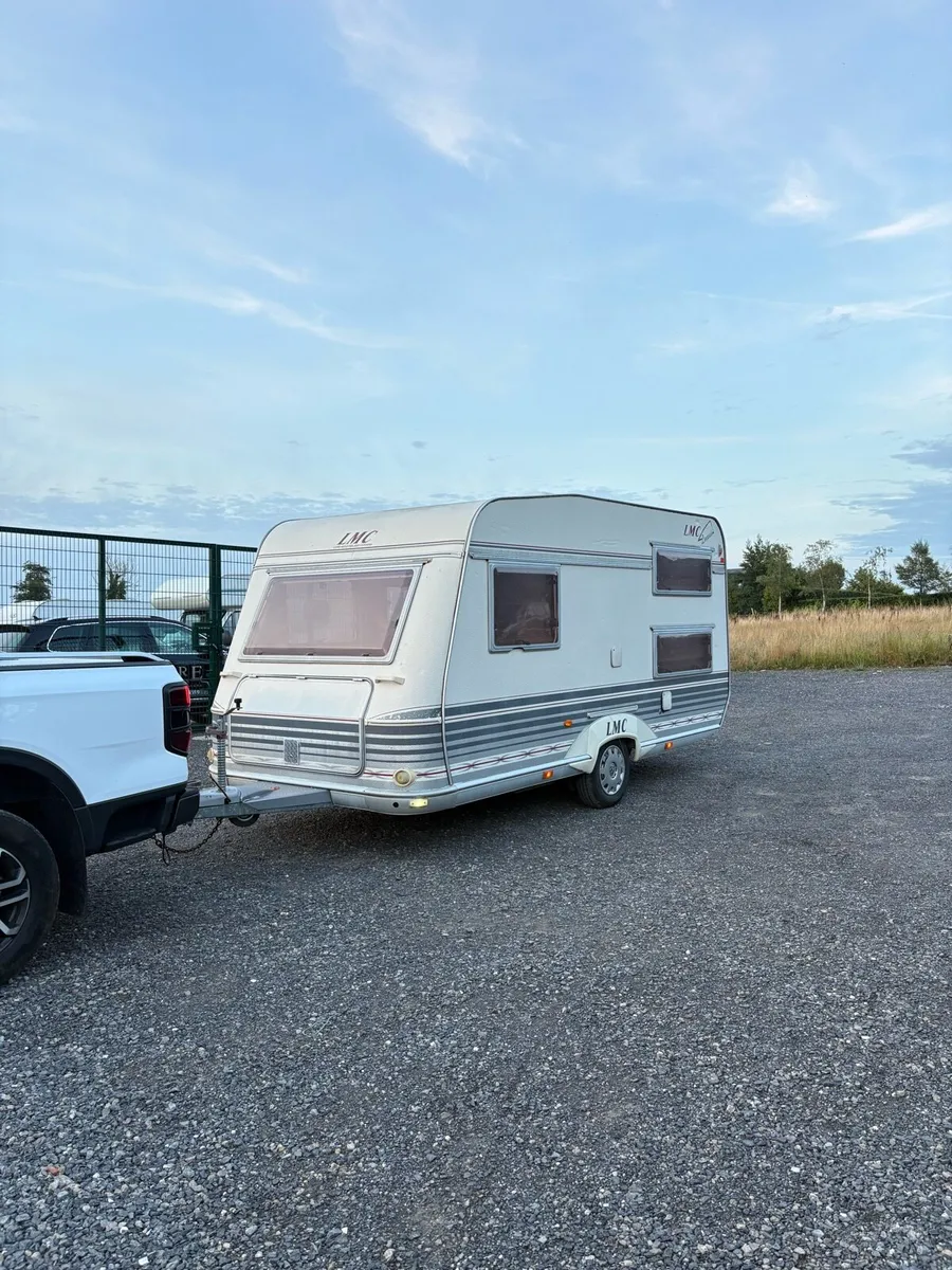 Lmc 5/6 Berth Triple Bunk Lightweight Caravan - Image 1