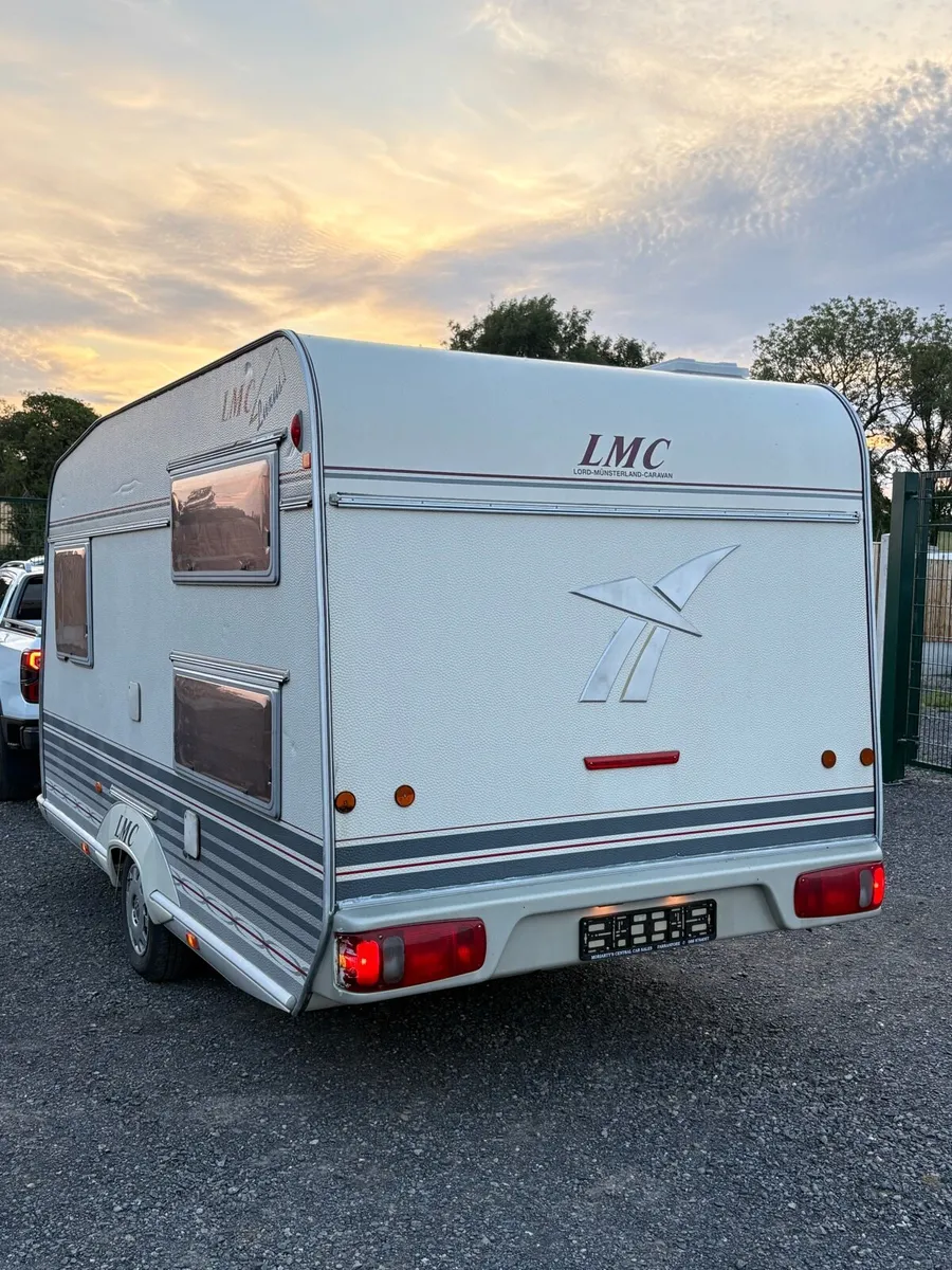 Lmc 5/6 Berth Triple Bunk Lightweight Caravan - Image 2