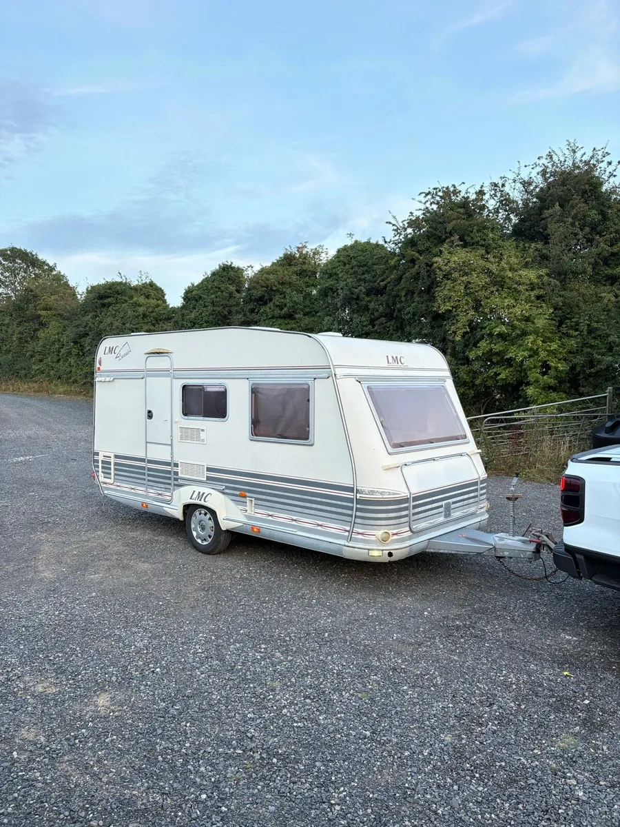 Lmc 5/6 Berth Triple Bunk Lightweight Caravan - Image 1