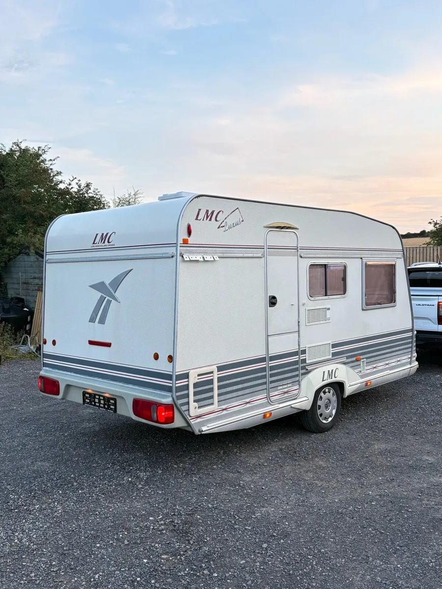 Lmc 5/6 Berth Triple Bunk Lightweight Caravan - Image 3