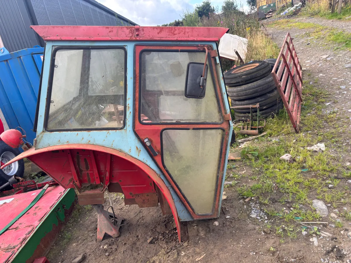 Tractor Cab Off MF275 - Image 2