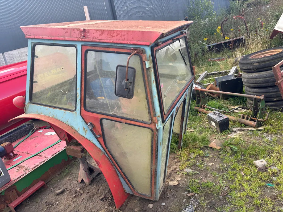 Tractor Cab Off MF275 - Image 3