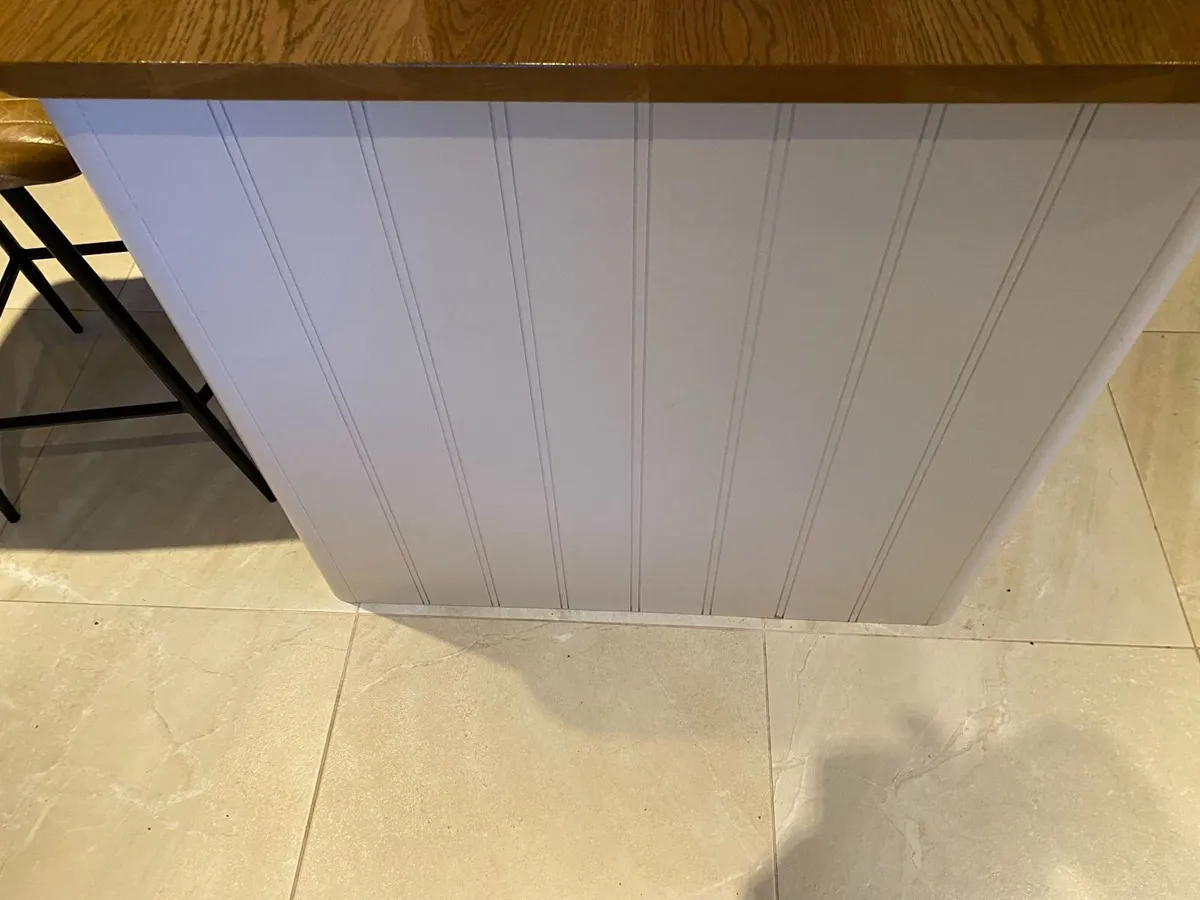 Kitchen & Island with 3nr Leather Stools & Pendant - Image 4