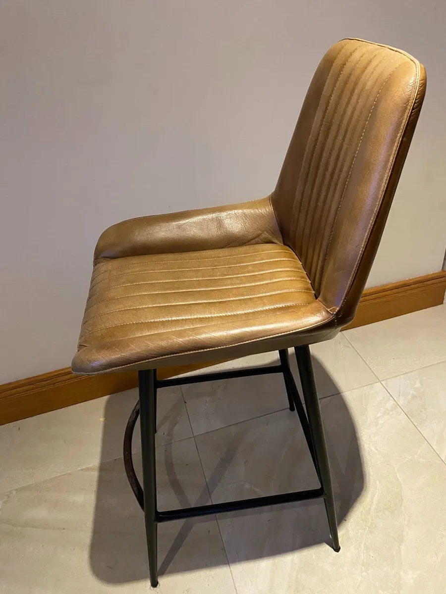 Kitchen & Island with 3nr Leather Stools & Pendant - Image 3