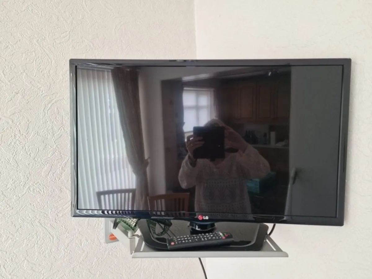 Glass top table and chairs + free TV - Image 2