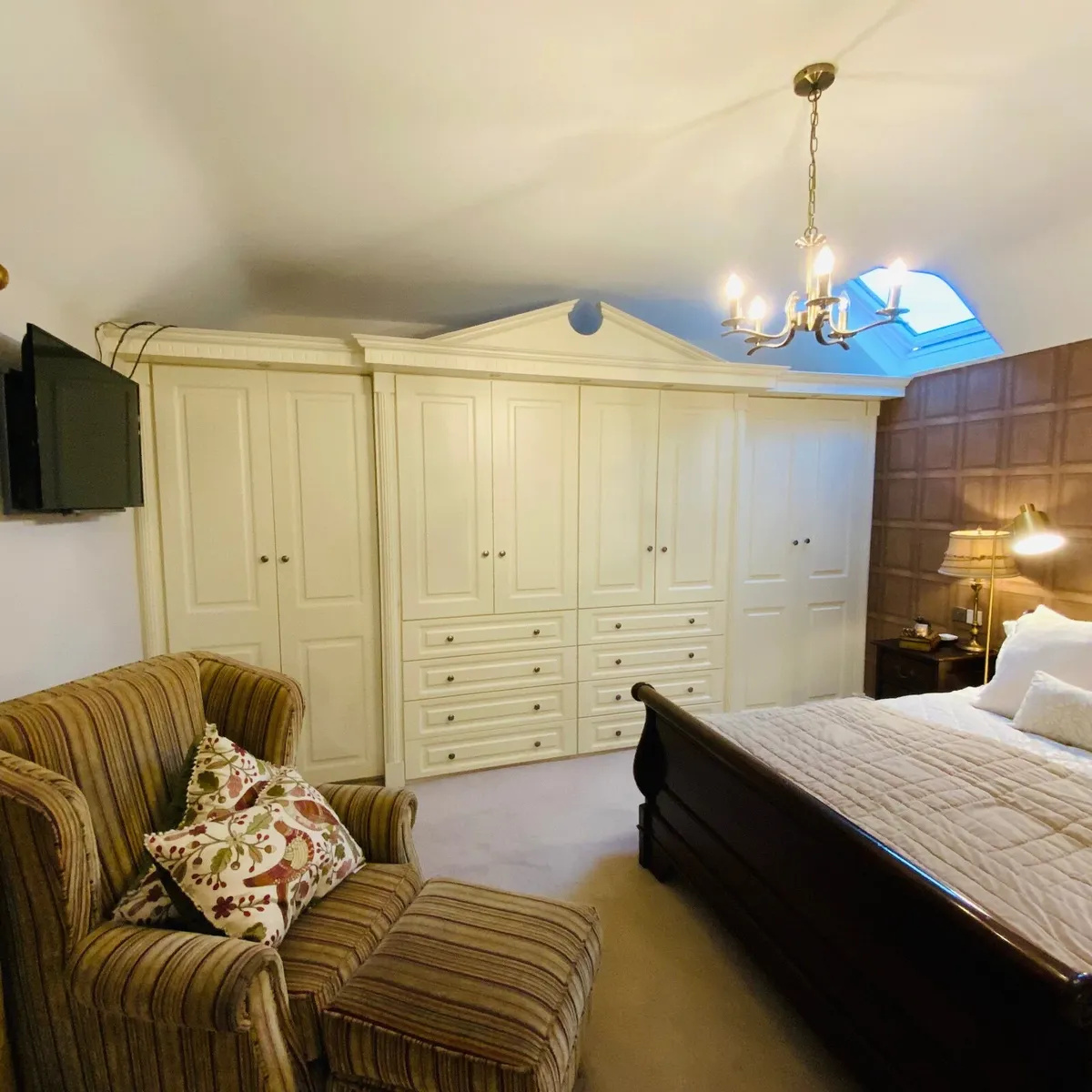Wardrobe & Carpet - Image 3