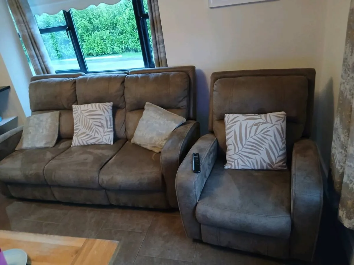 3 seater and 2 armchairs - Image 1