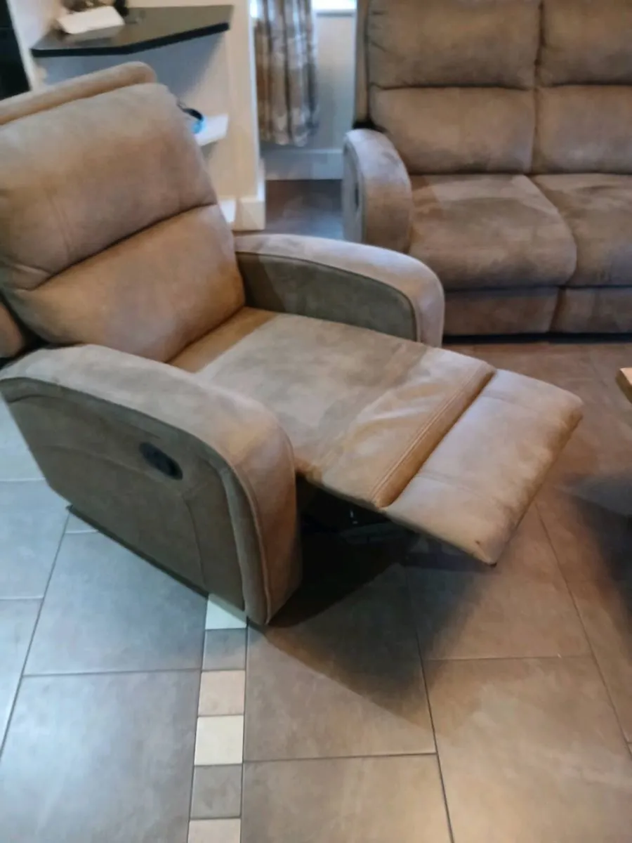 3 seater and 2 armchairs - Image 2