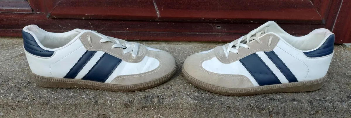 WHITE & BLUE FLAT RUNNERS (USED). - Image 1