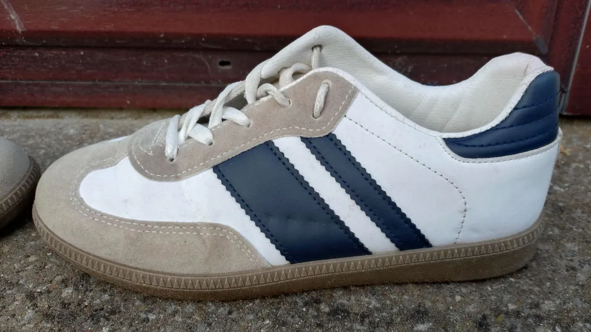 WHITE & BLUE FLAT RUNNERS (USED). - Image 2