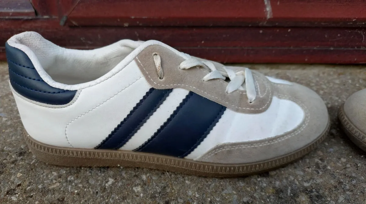 WHITE & BLUE FLAT RUNNERS (USED). - Image 3