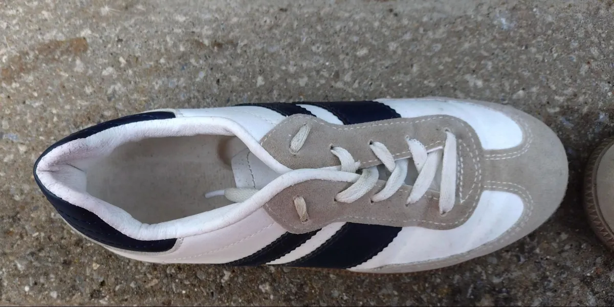 WHITE & BLUE FLAT RUNNERS (USED). - Image 4