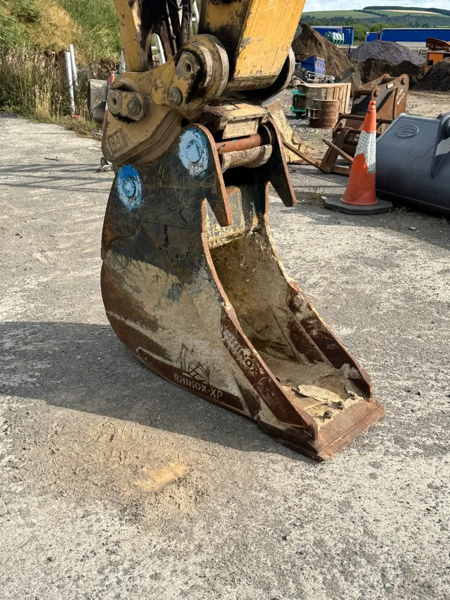 18” Rhinox Digging Bucket 80mm pins - Image 1
