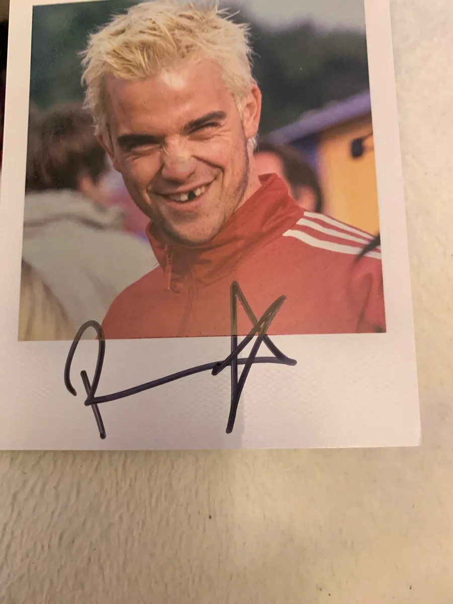 Robbie Williams new signed - Image 4