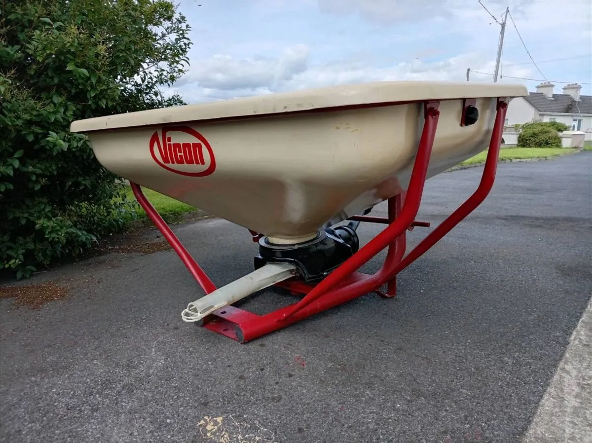 Reconditioned Wag tail fertilizer spreader - Image 1
