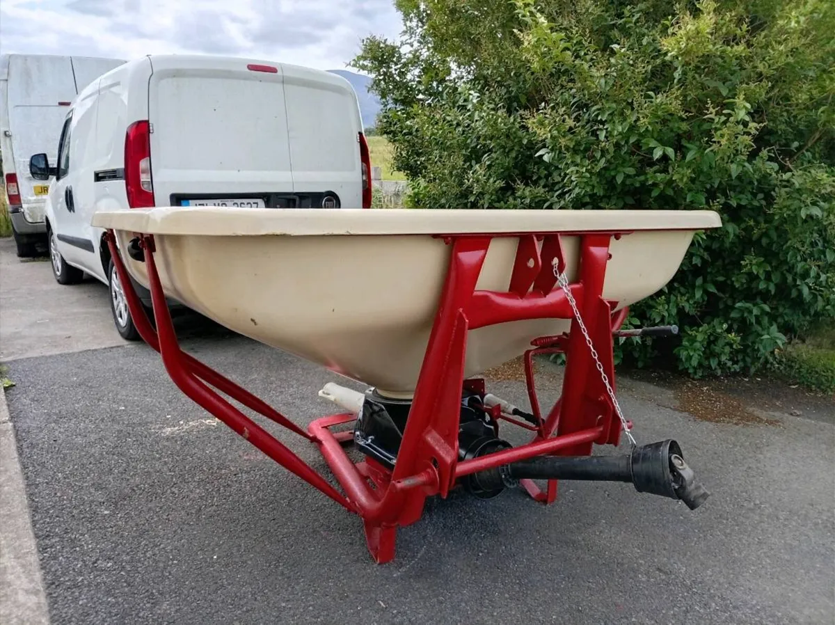 Reconditioned Wag tail fertilizer spreader - Image 2
