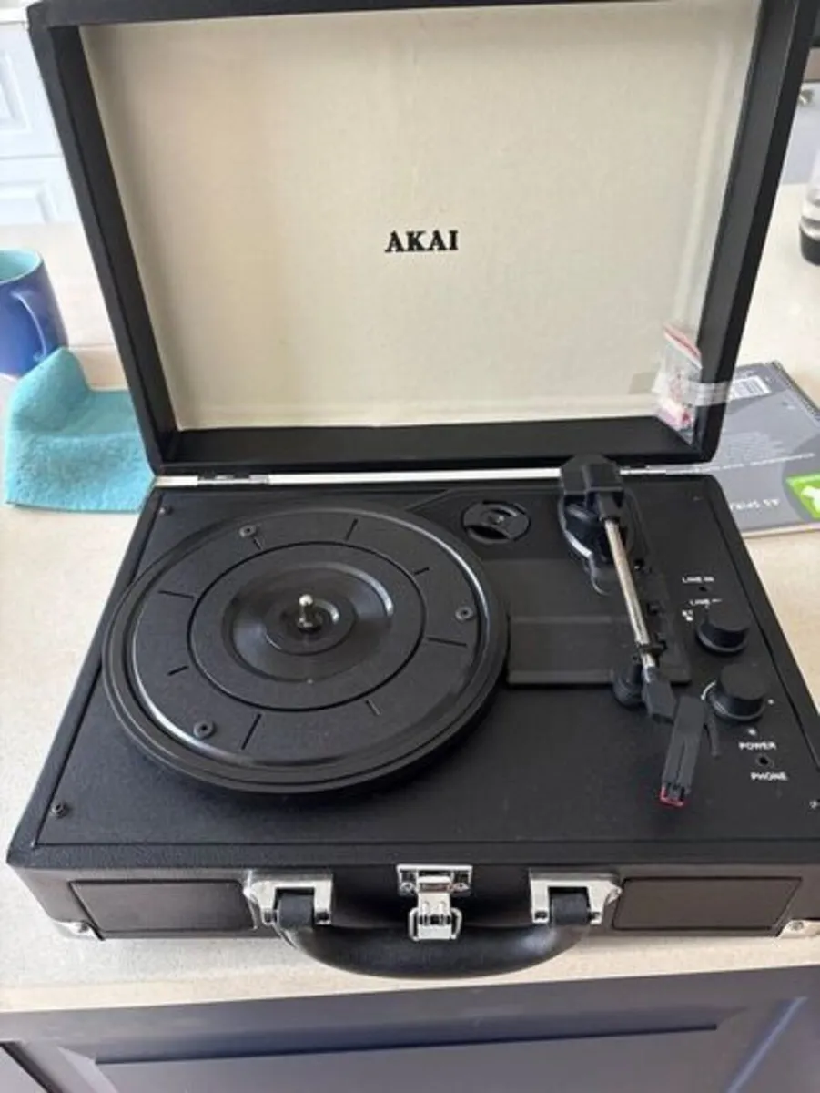 AKAI record player. Suitcase design - Image 1