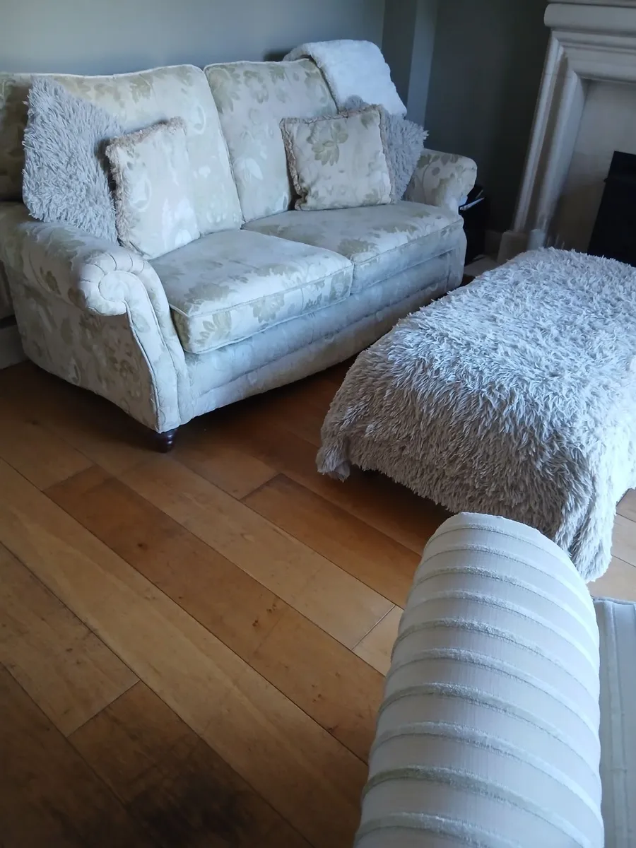 Couch & 2 arm chairs with ottoman - Image 2
